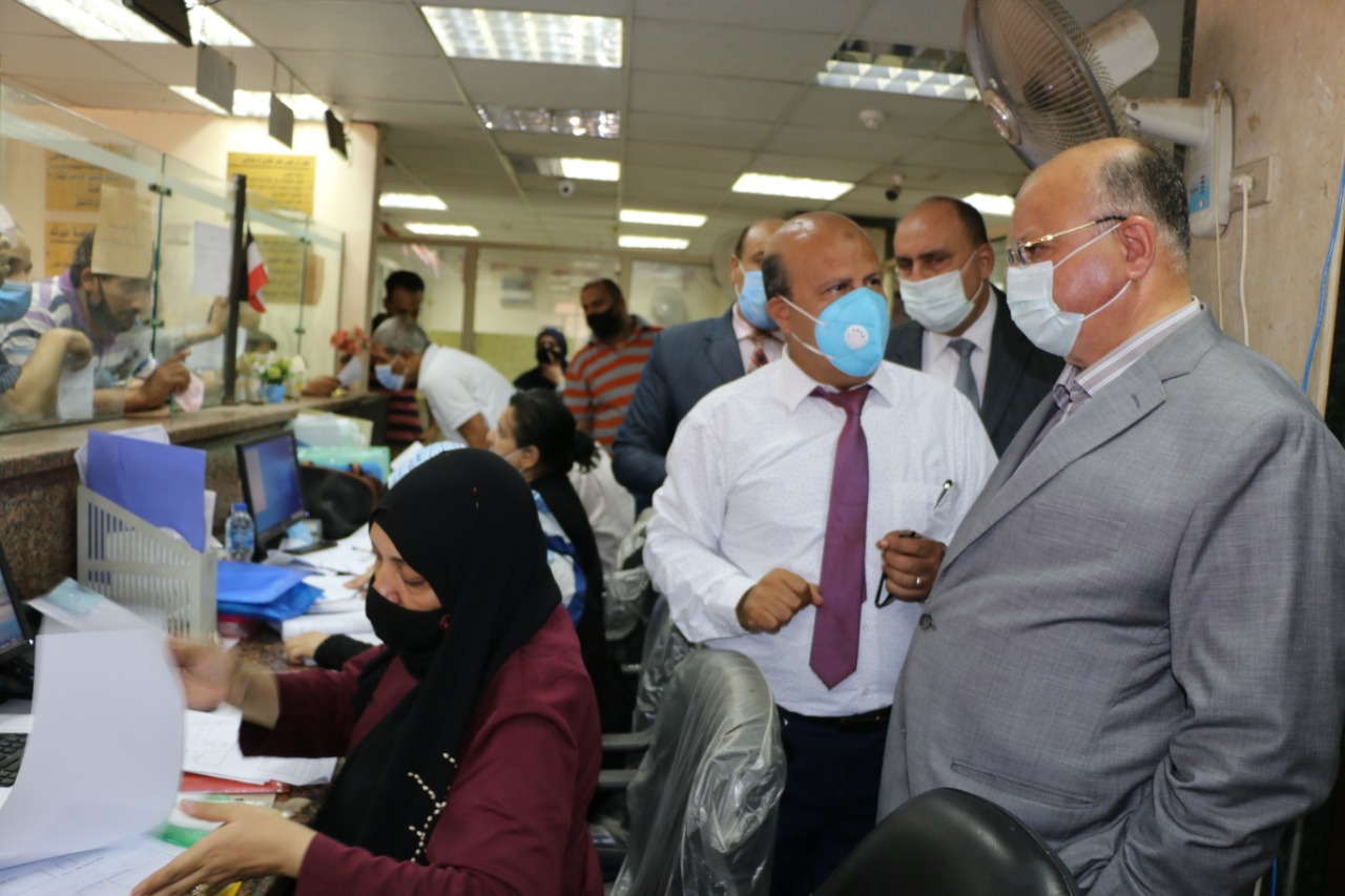 محافظ القاهرة يتفقد مكاتب استقبال طلبات التصالح  (6)