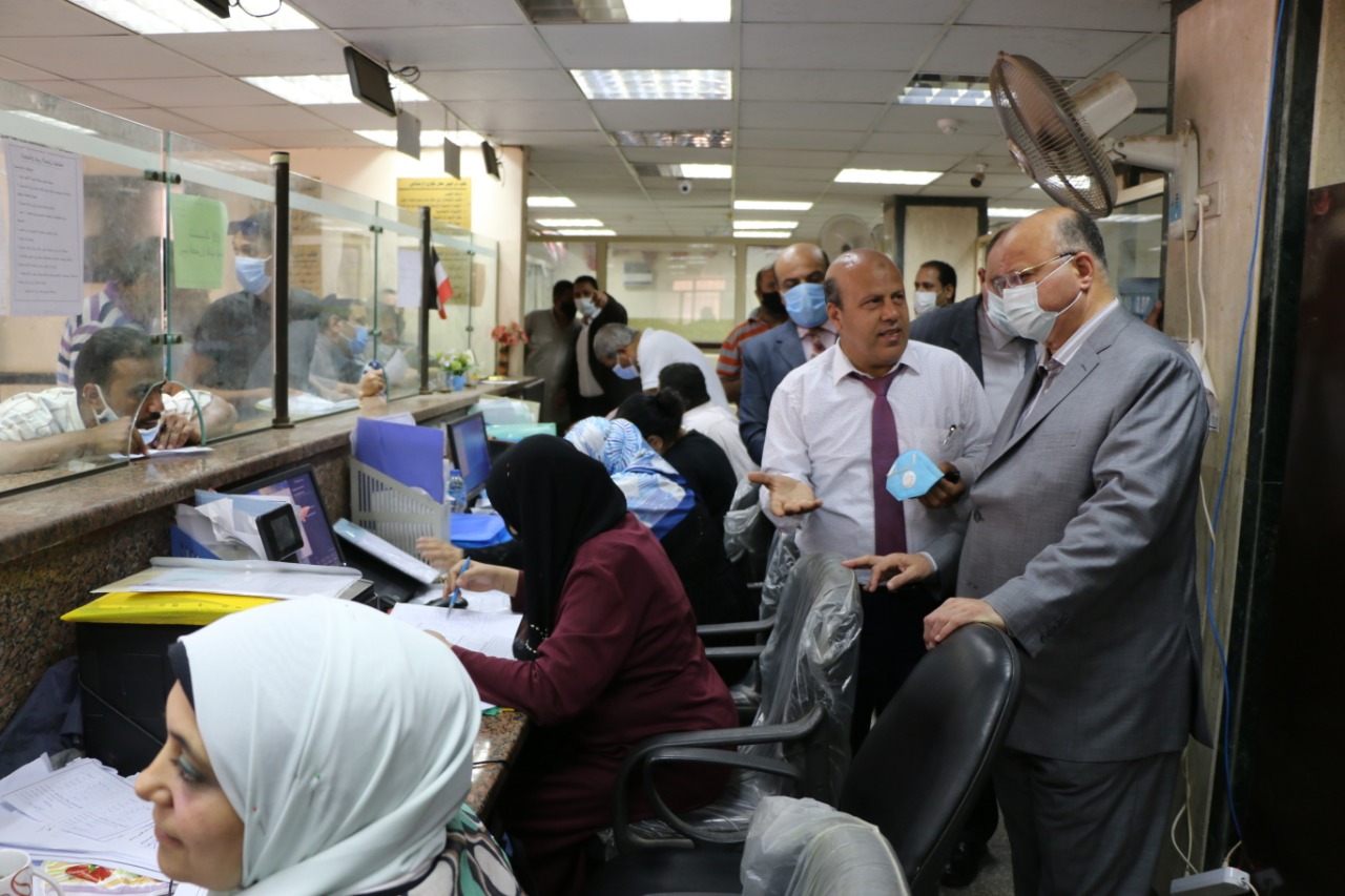 محافظ القاهرة يتفقد مكاتب استقبال طلبات التصالح  (2)