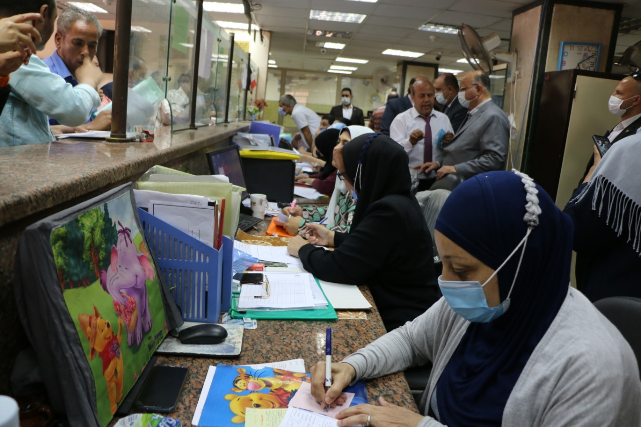 محافظ القاهرة يتفقد مكاتب استقبال طلبات التصالح  (7)