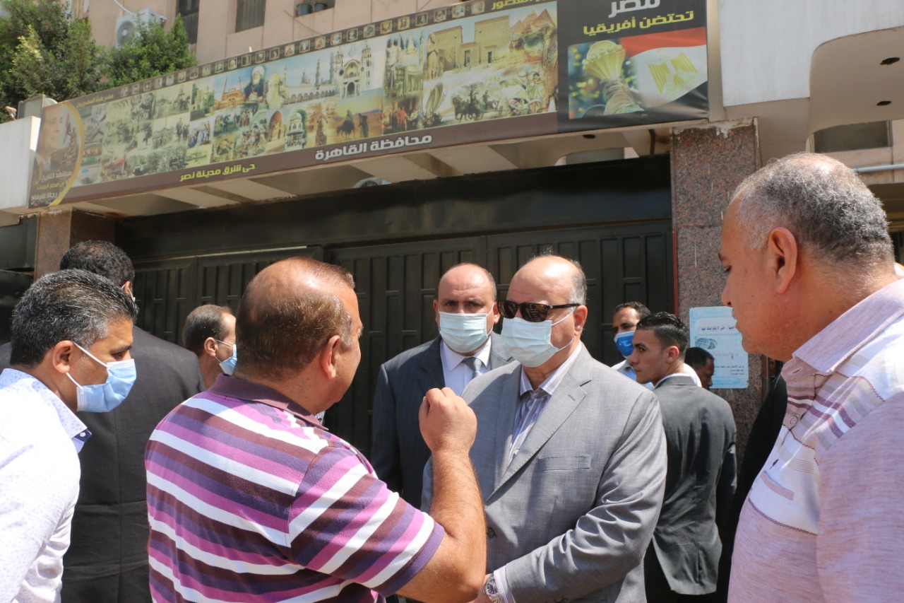 محافظ القاهرة يتفقد مكاتب استقبال طلبات التصالح  (4)
