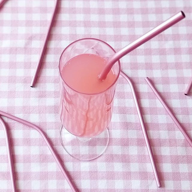 مشروب باللون الوردي