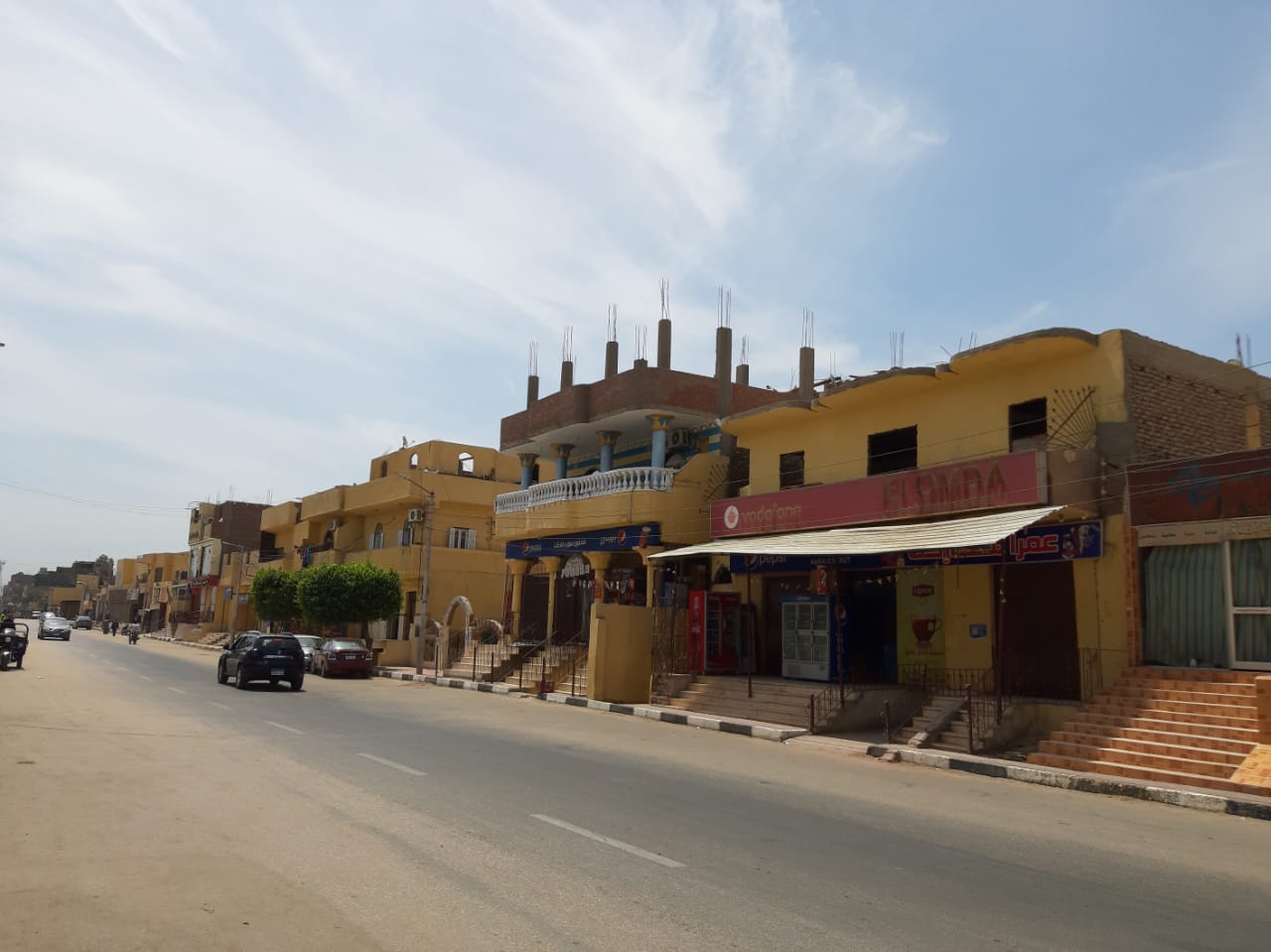 مدينة القرنة تستكمل دهان واجهات منازل المسار السياحى  (5)