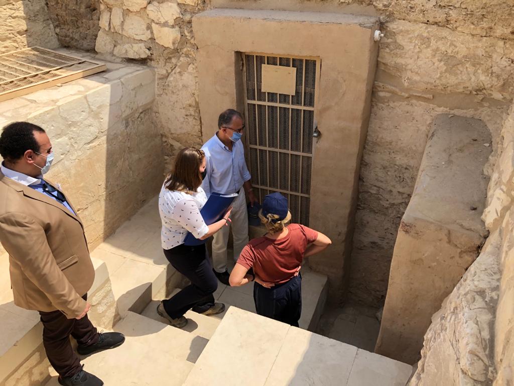 السفير الأمريكى بالقاهرة ونائب محافظ الأقصر يتفقدان مقابر ذراع أبو النجا  (1)