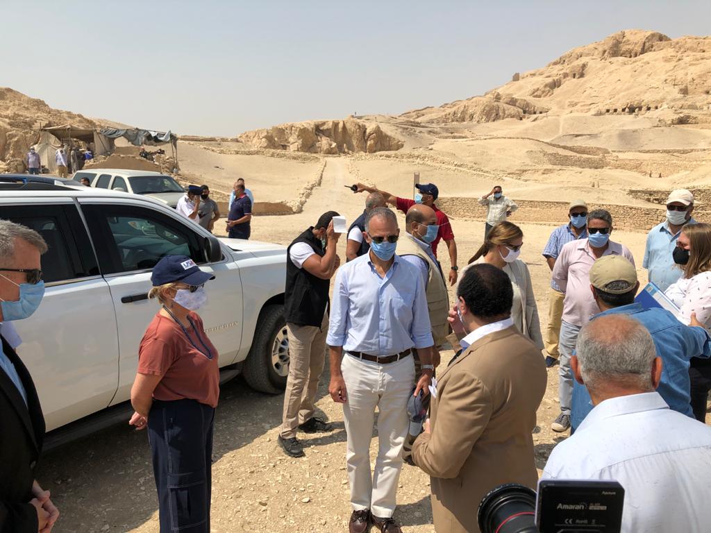 السفير الأمريكى بالقاهرة ونائب محافظ الأقصر يتفقدان مقابر ذراع أبو النجا  (9)