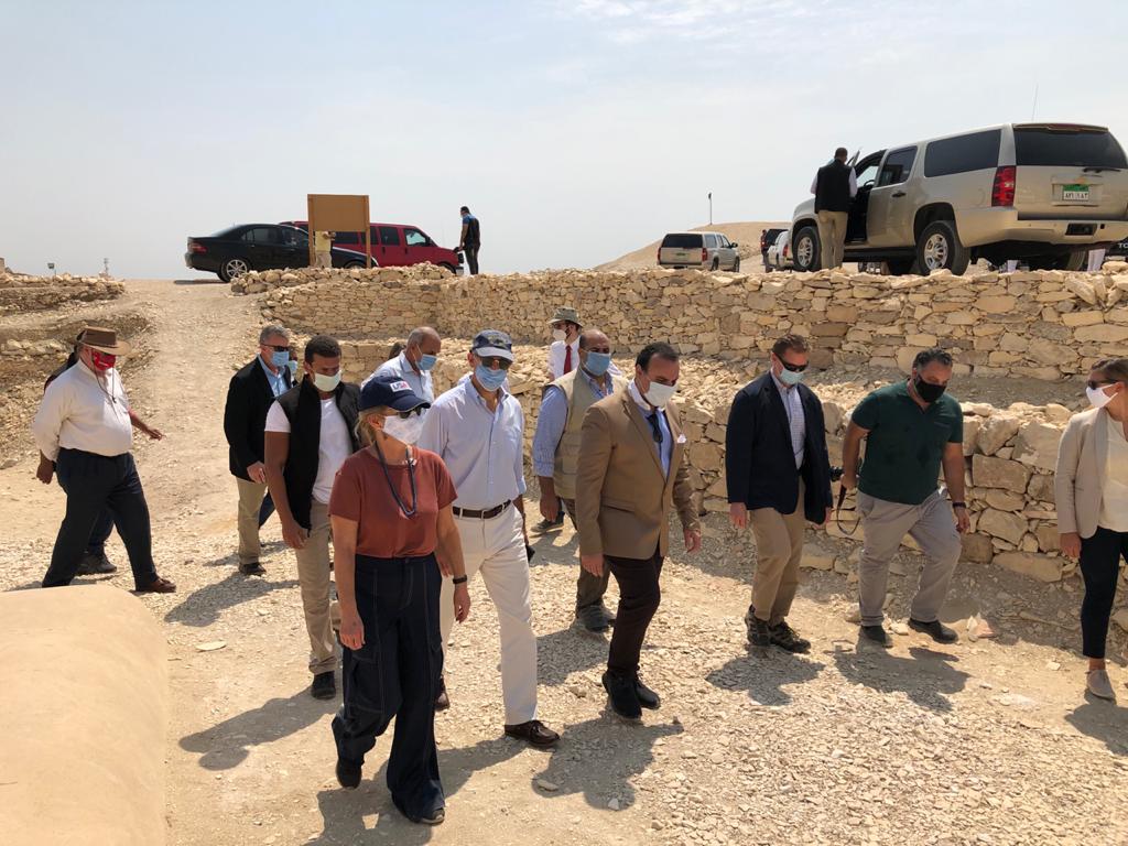 السفير الأمريكى بالقاهرة ونائب محافظ الأقصر يتفقدان مقابر ذراع أبو النجا  (3)