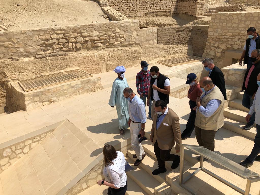 السفير الأمريكى بالقاهرة ونائب محافظ الأقصر يتفقدان مقابر ذراع أبو النجا  (7)