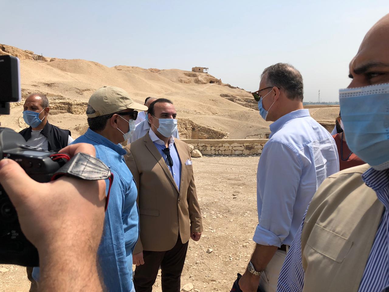 سفير واشنطن بالقاهرة يزور مقابر ملوك الفراعنة بالبر الغربى بالأقصر (1)