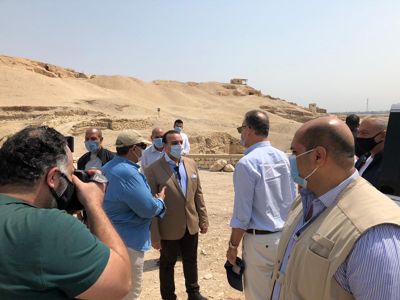 السفير الأمريكى بالقاهرة ونائب محافظ الأقصر يتفقدان مقابر ذراع أبو النجا  (8)