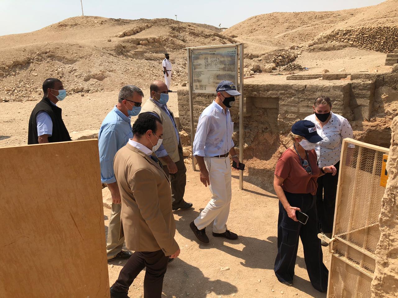 سفير واشنطن بالقاهرة يزور مقابر ملوك الفراعنة بالبر الغربى بالأقصر (6)