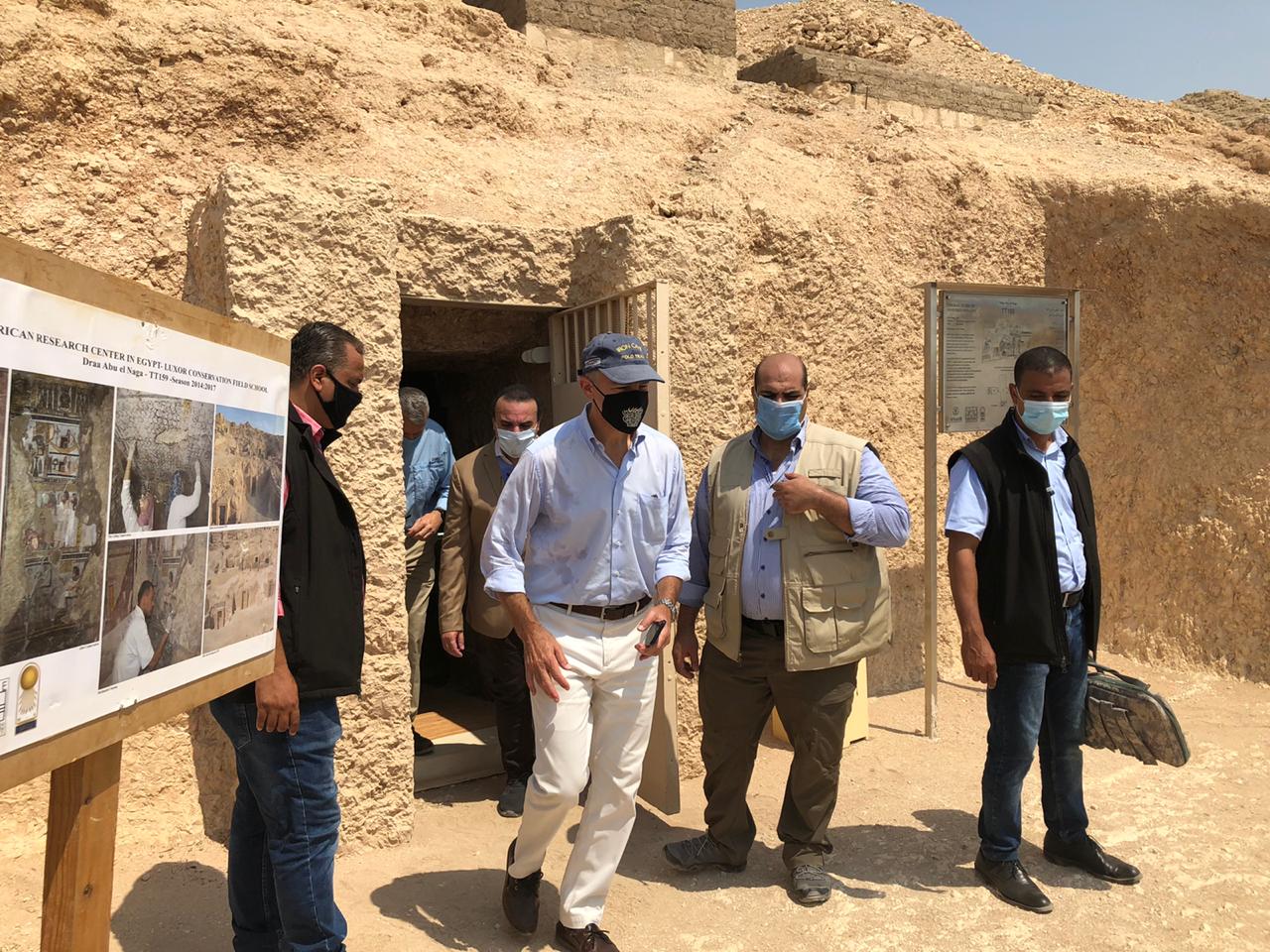 سفير واشنطن بالقاهرة يزور مقابر ملوك الفراعنة بالبر الغربى بالأقصر (2)
