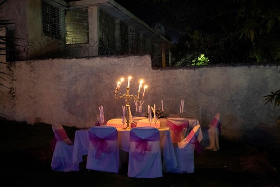مائدة للعروسين تحت أضواء الشموع