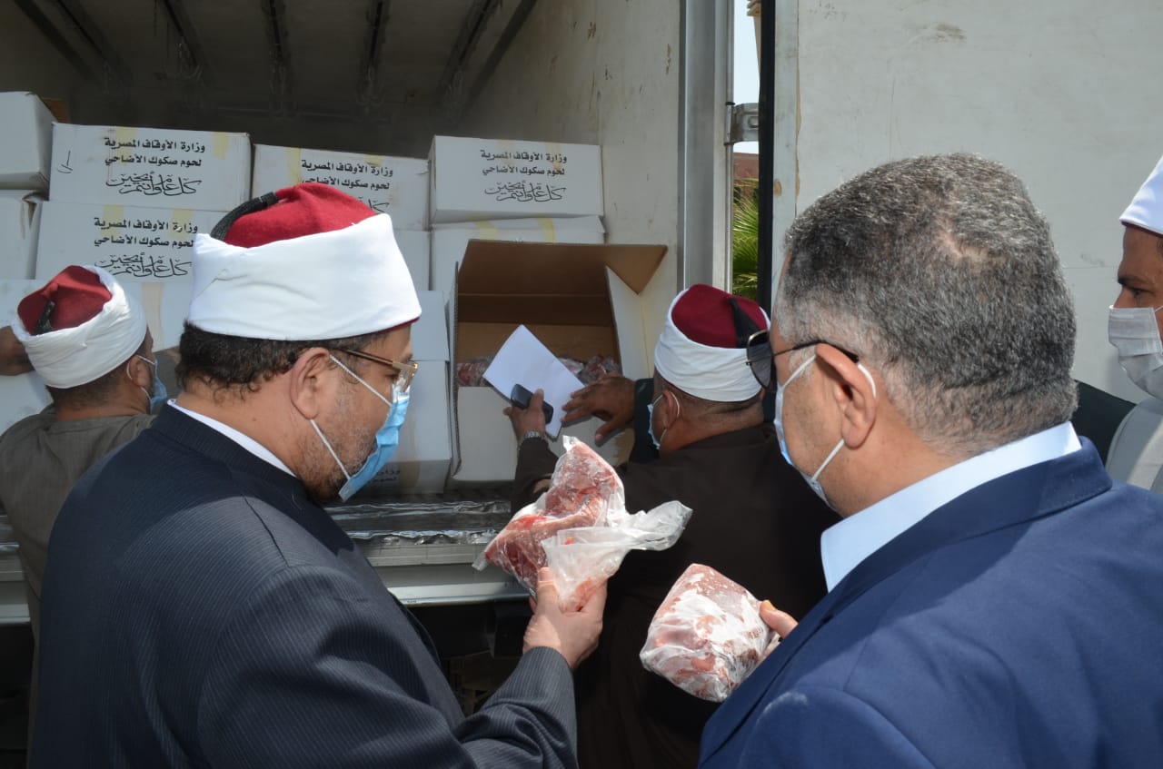 وزير الأوقاف ومحافظ البحر الأحمر يشهدان توزيع لحوم صكوك الأضاحى (2)
