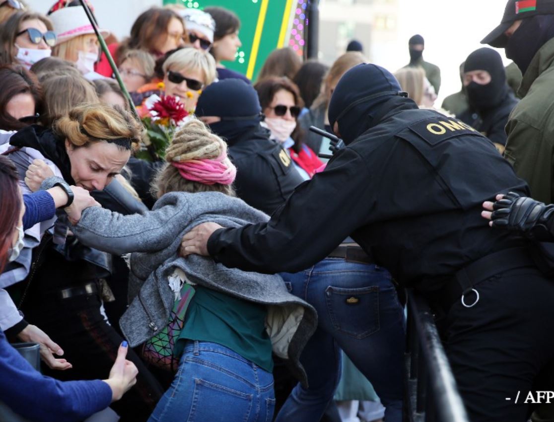 مواجهات بين متظاهرات وشرطة بيلاروسيا