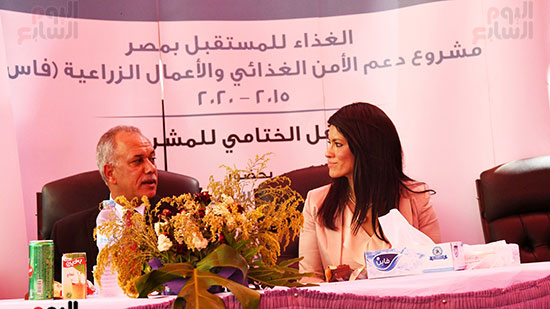 الدكتورة رانيا المشاط وزيرة التعاون الدولى وكمال شلبى سكرتير عام محافظة قنا (3)