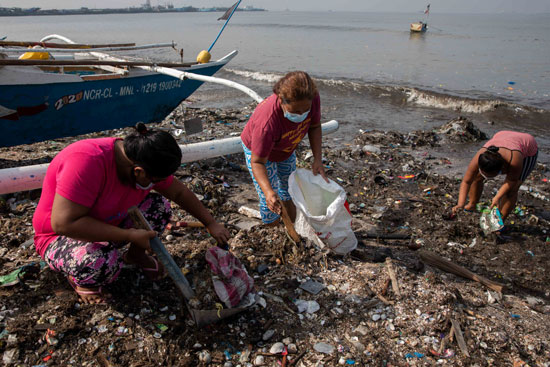 متطوعات يقمن بتنظيف الساحل