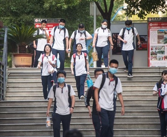 جانب من عودة الطلاب إلى المدارس في ووهان