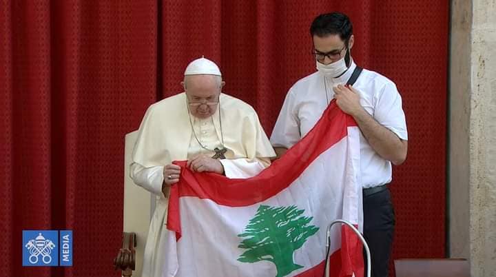 البابا فرانسيس يحمل علم لبنان