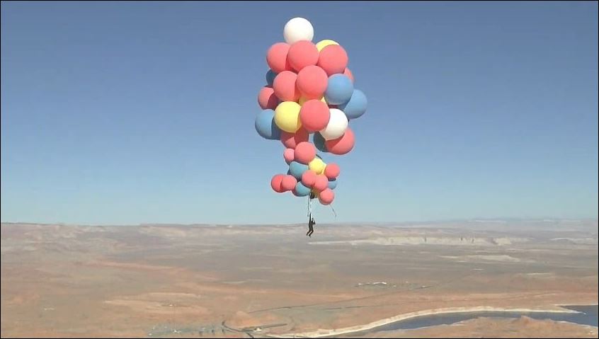 ساحر يصعد 24 ألف قدم بـ 52 بالوناً بصحراء أريزونا الأمريكية  (2)