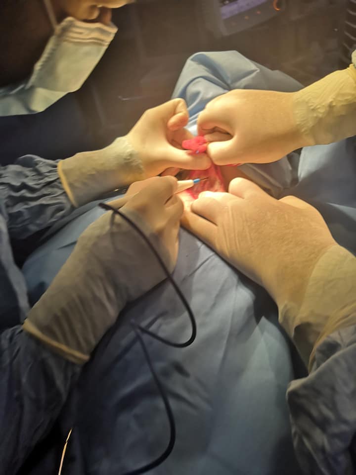 إجراء الجراحة للطفلة