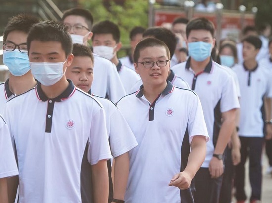 طلاب في مدينة ووهان الصينية