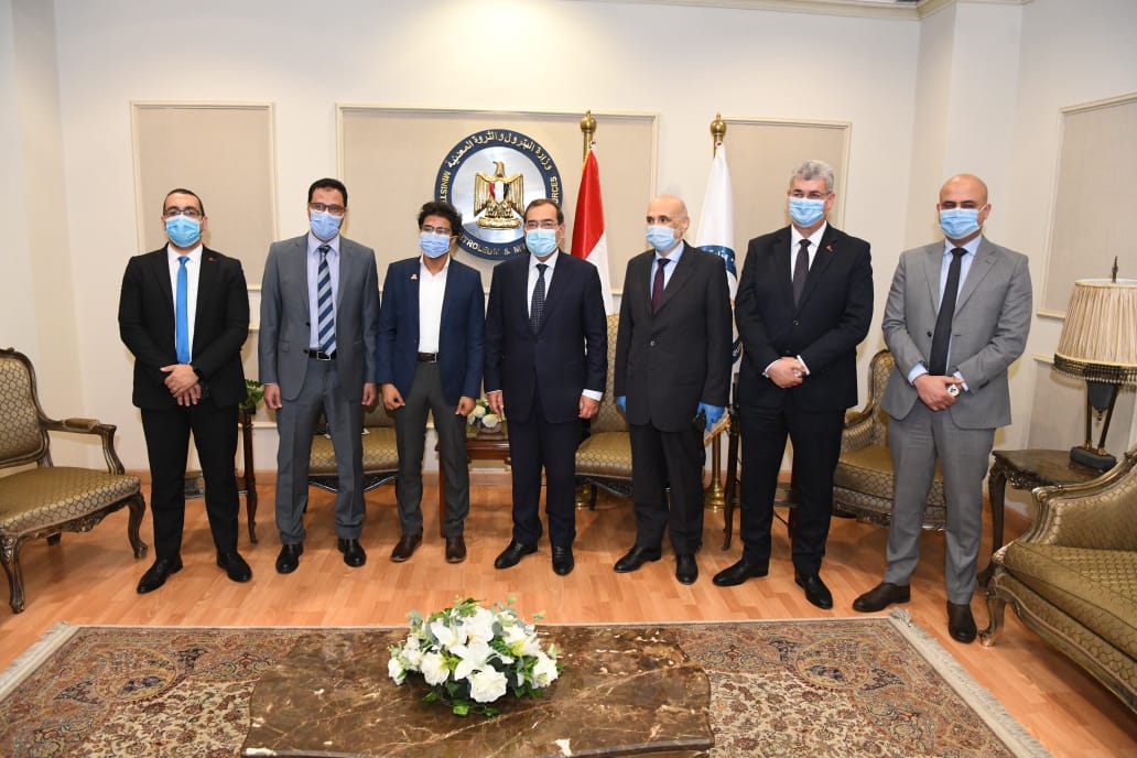 المهندس طارق الملا وزير البترول والثروة المعدنية خلال استقبال الطالب المتفوق ووالده المهندس طارق الملا وزير البترول والثروة المعدنية خلال استقبال الطالب المتفوق ووالده