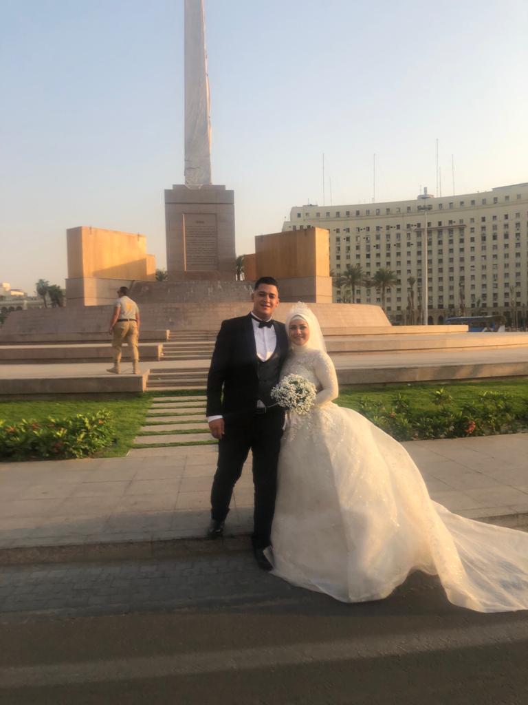 عروسان يحتفلان بزفافهما بميدان التحرير