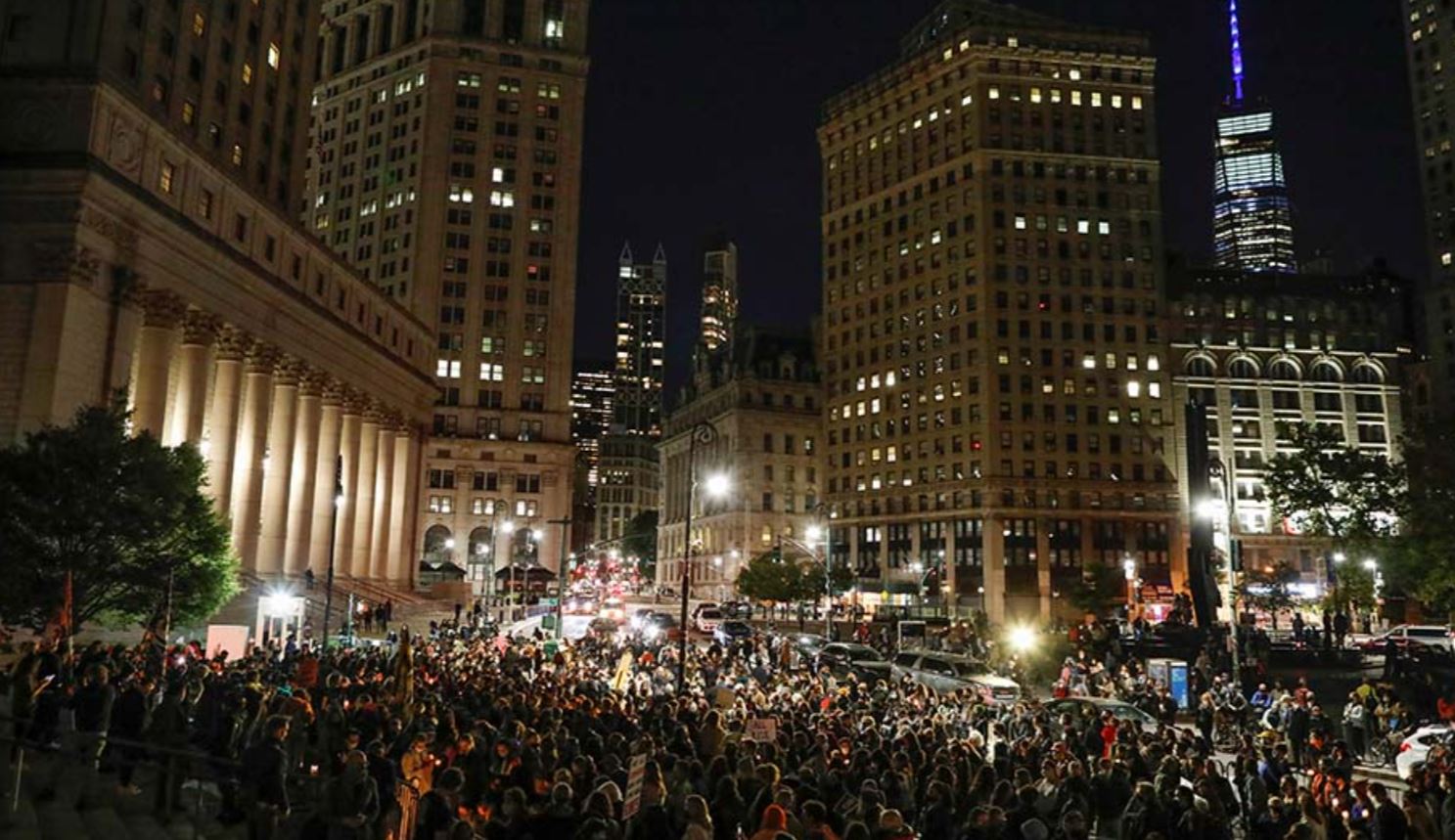 مئات الأمريكيين يقفون حدادا للرحيل القاضية جينسبيرج بالورود والشموع