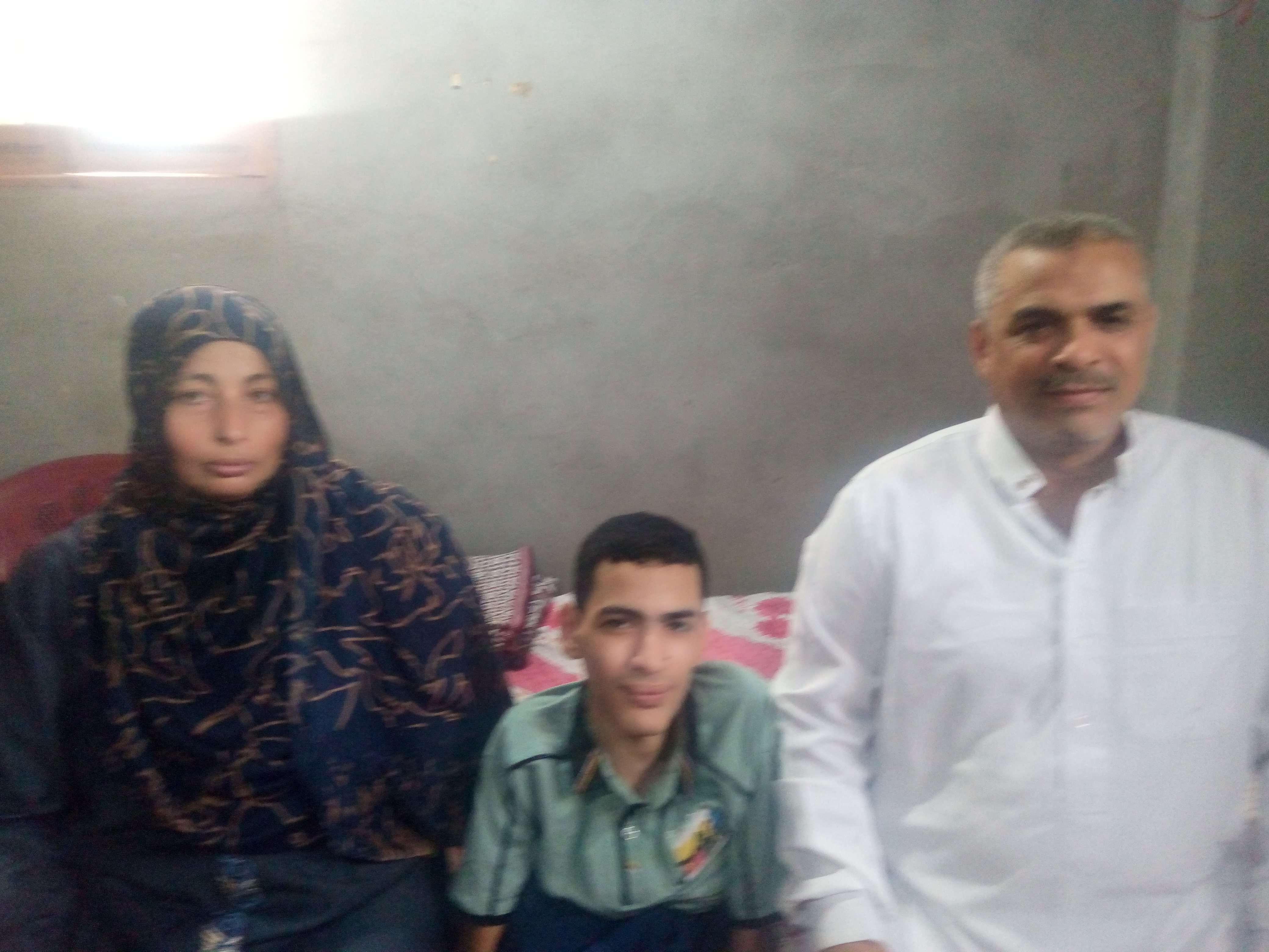 عمر مجدي مع والديه