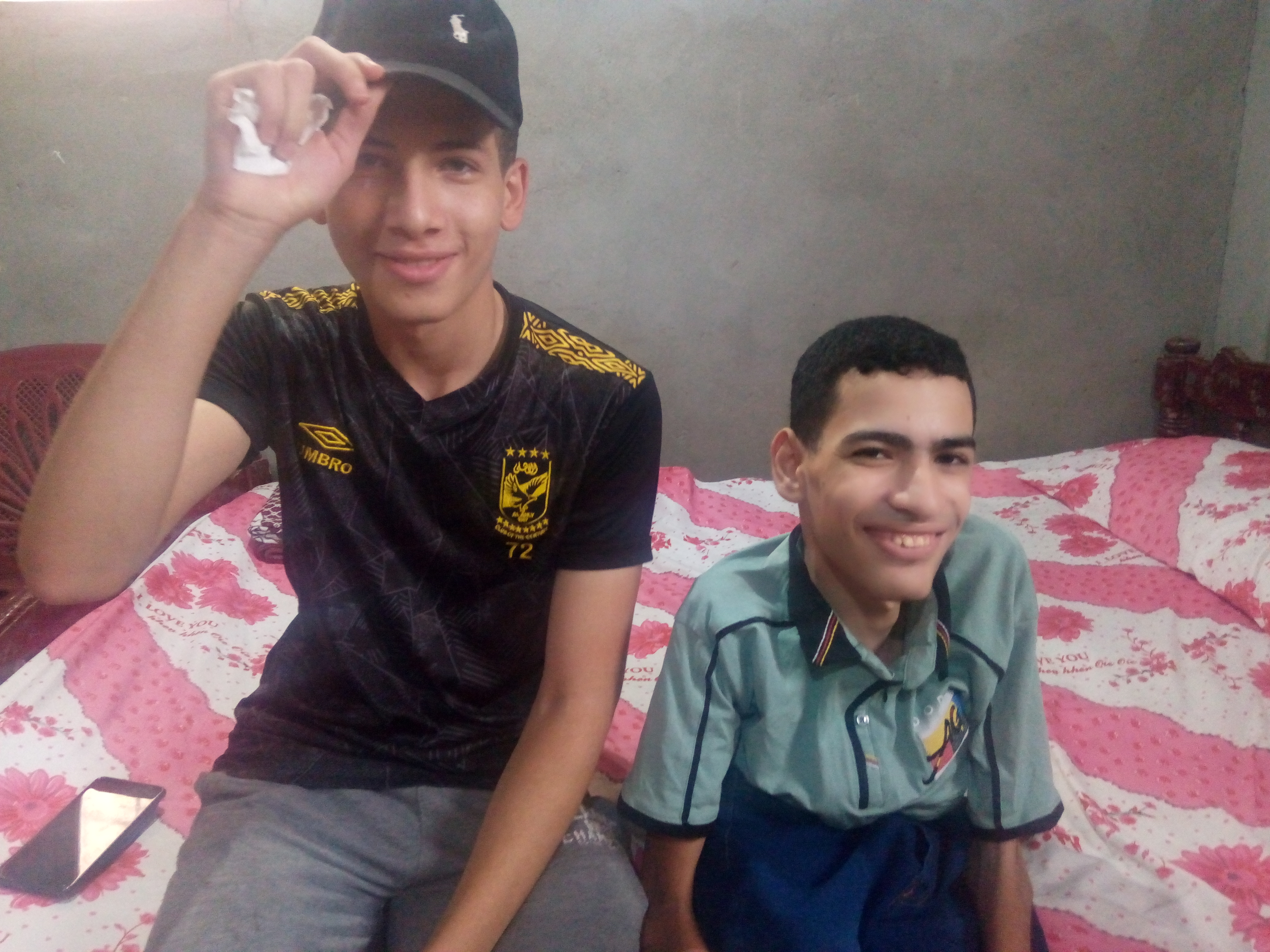 عمر مجدى مع صديقه