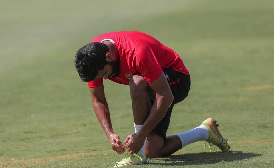 صالح جمعة يستعد بربط الحذاء