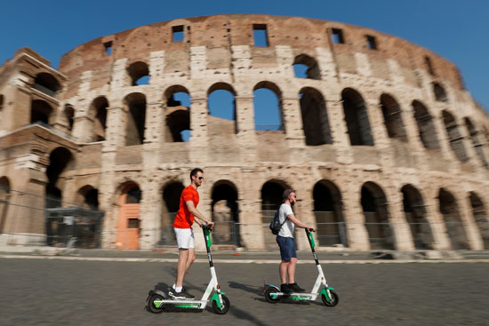 الدراجات البخارية الكهربائية أمام الكولوسيوم في روما