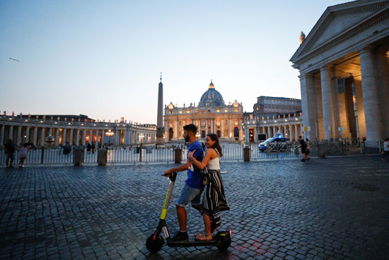 استخدام الموبايل لاستئجار سكوتر كهربائي قرب ساحة القديس بطرس في روما  (1)