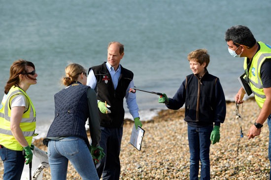 الأمير إدوارد وزوجته يشاركان فى تنظيف الشاطئ