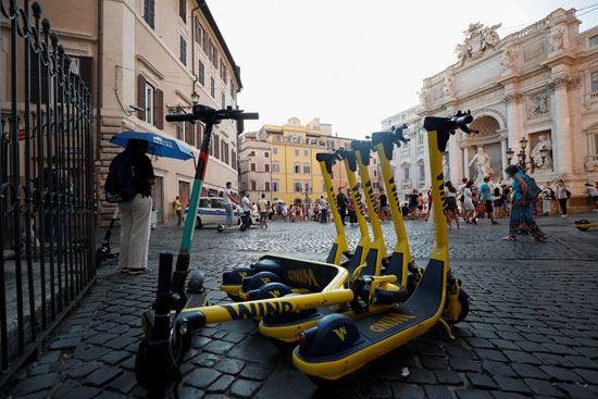 دراجات كهربائية متوقفة بالقرب من نافورة تريفي في روما