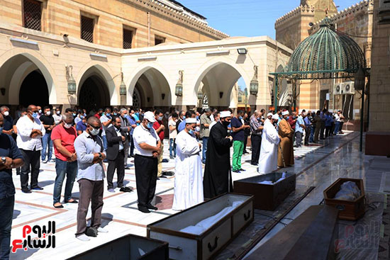 أول صلاة جنازة فى المساجد بعد غياب 6 أشهر (9)