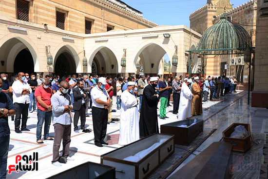 أول صلاة جنازة فى المساجد بعد غياب 6 أشهر (11)