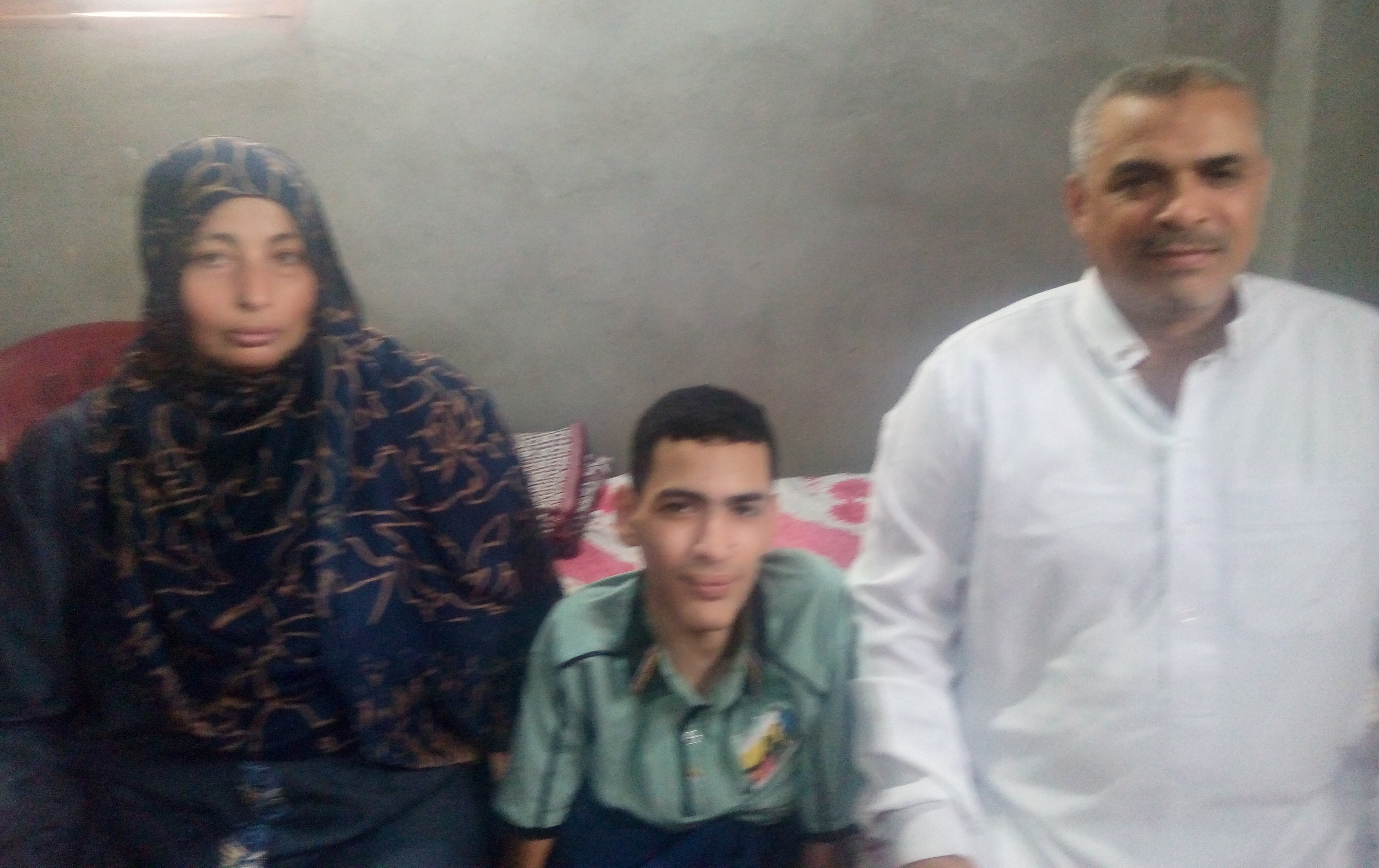 عمر مجدى مع والده ووالدته