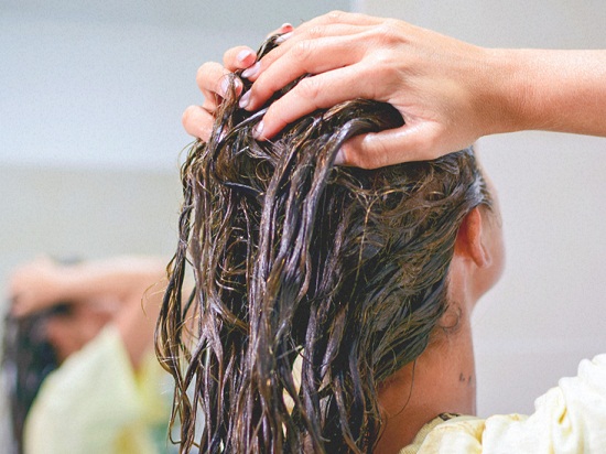 طرق طبيعية لتنظيف الشعر