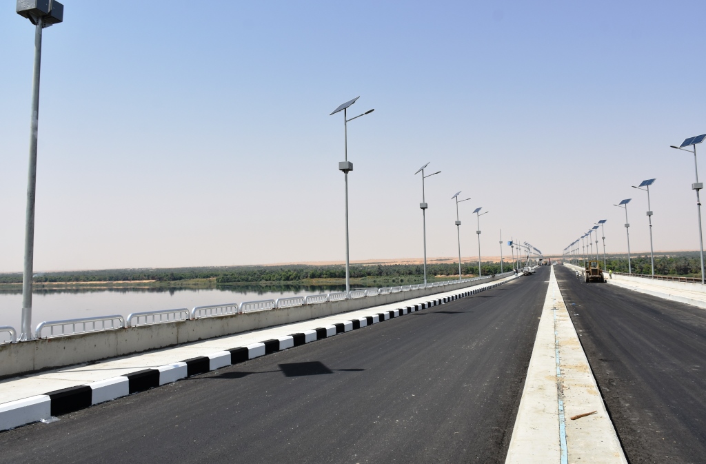 طرق وكبارى ومحاور لربط شرق النيل بغربه و تطوير ورفع كفاءة شبكة الطرق الرئيسية بمحافظة أسوان  (5)