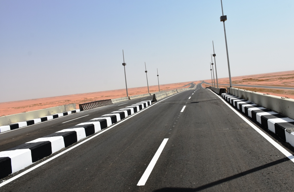 طرق وكبارى ومحاور لربط شرق النيل بغربه و تطوير ورفع كفاءة شبكة الطرق الرئيسية بمحافظة أسوان  (3)