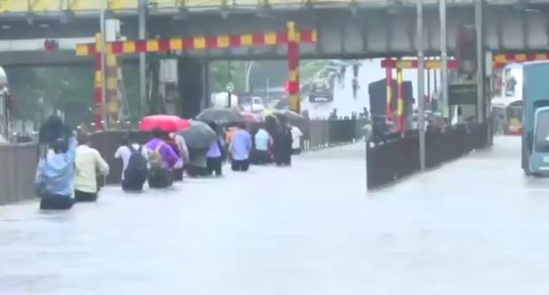 الفيضانات تجتاح مومباي