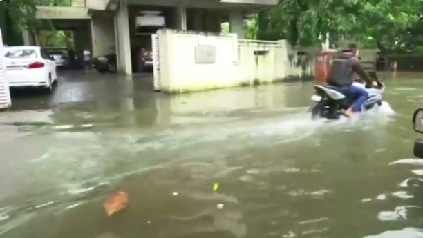 الفيضانات تغرق شوارع مومباي