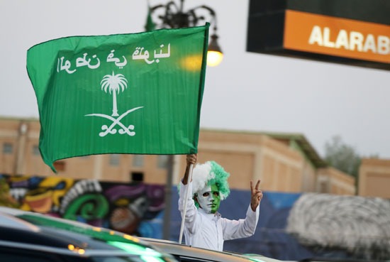 طفل سعودي يحتفل باليوم الوطني