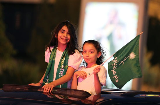 طفلتان تحتفلان باليوم الوطني السعودي