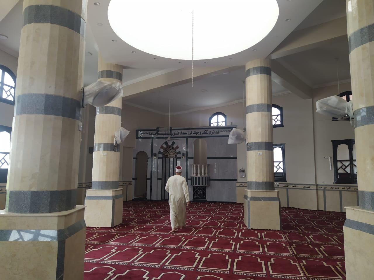 مسجد يتزين قبل الافتتاح مسجد يتزين قبل الافتتاح