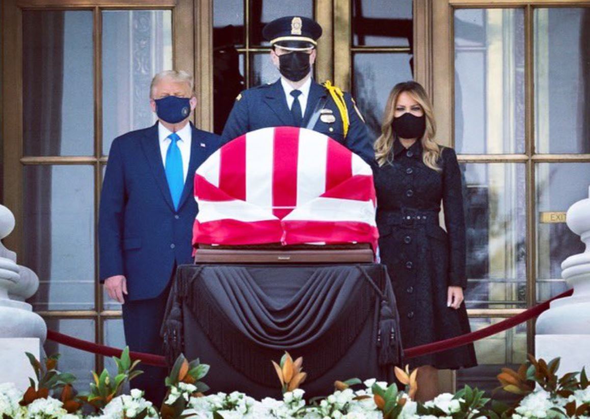 ترامب وزوجته ميلانيا يشاركان في مراسم وداع القاضية الراحلة جينسبيرج