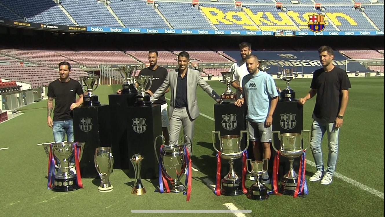 ميسي ونجوم برشلونة مع سواريز