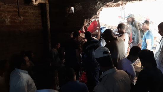 مشاهد من انهيار منزل قرية ونينه (2)
