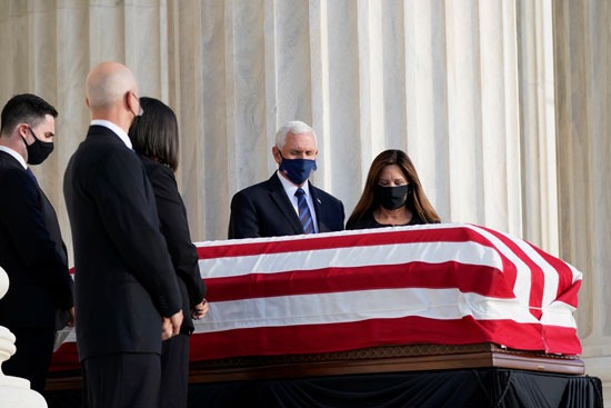 مايك بنس نائب الرئيس الأمريكي وزوجته يستقبلان الجثمان