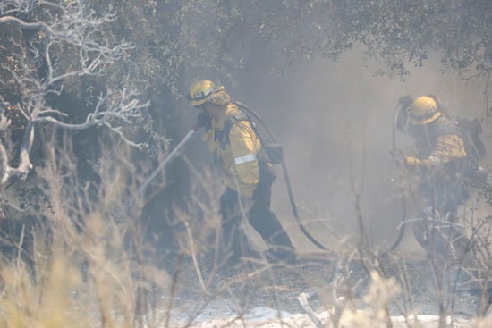 رجال الإطفاء تكافح الحرائق